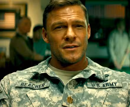 Alan Ritchson con uniforme militar en la temporada 2 de Reacher