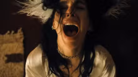 Rachel Harkin grita mientras mira hacia arriba en el episodio 6 de Algo muy malo va a suceder