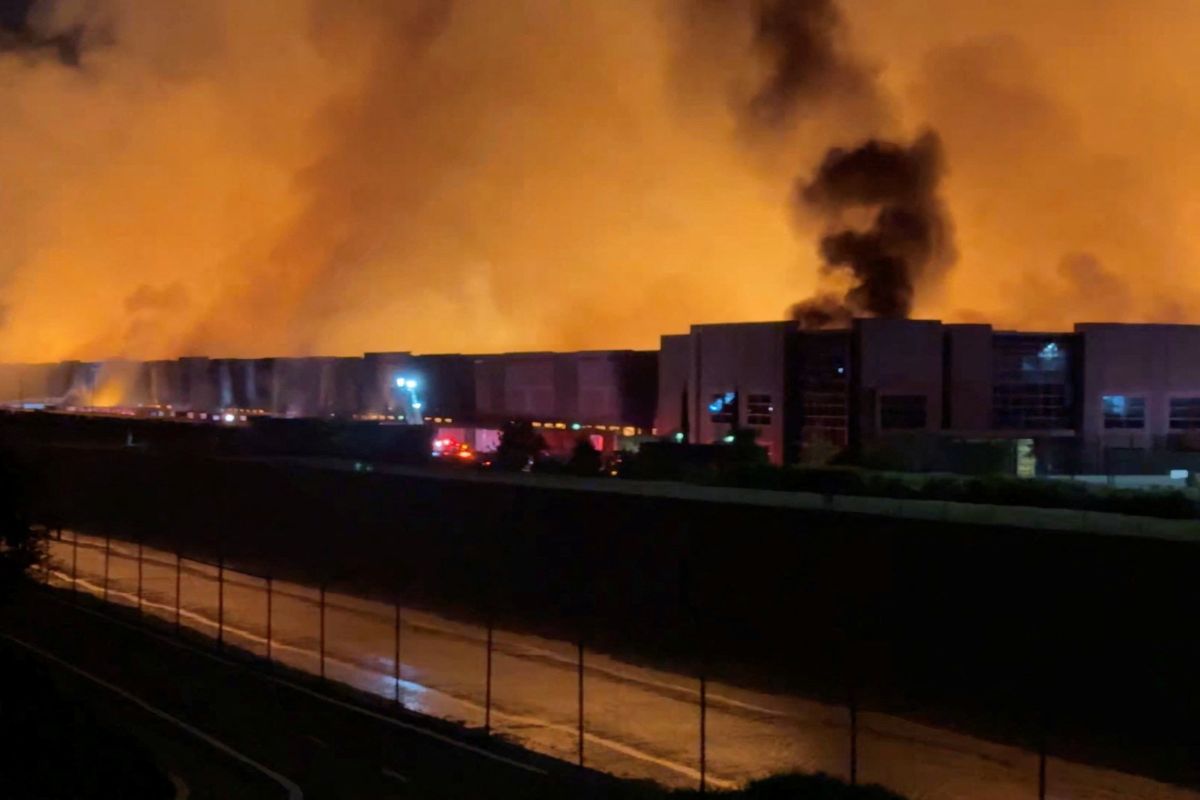 Acusan a trabajador de incendiar almacen donde laboraba: “Solo tenían que pagarnos lo suficiente para vivir”