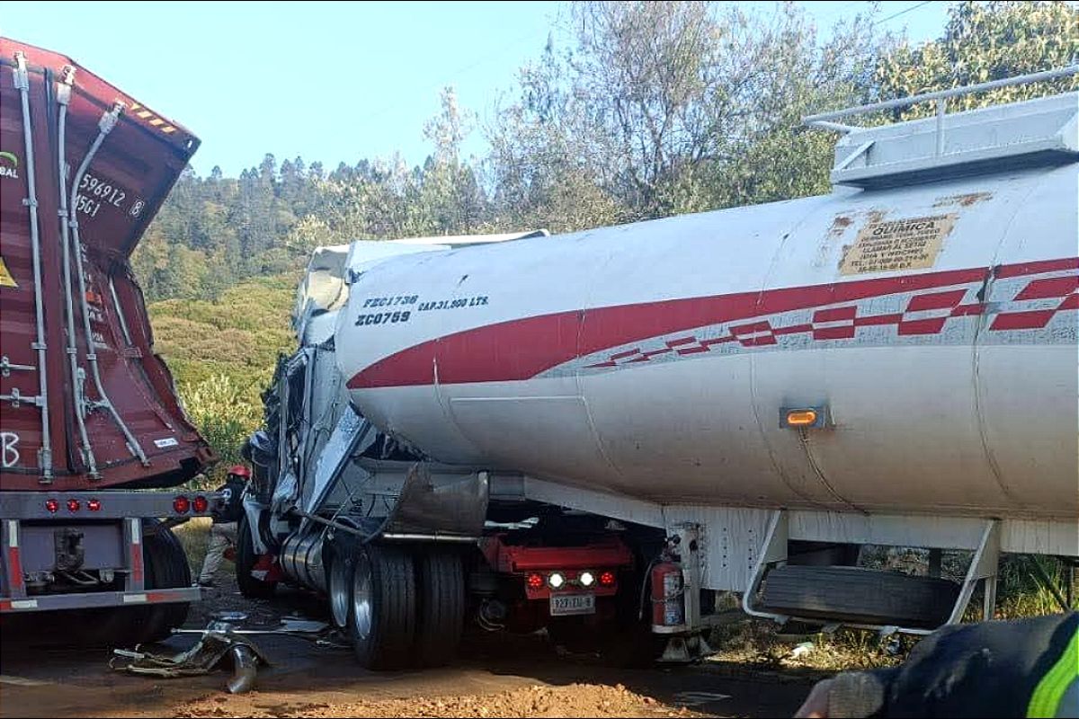 Autopista Toluca–Naucalpan sigue cerrada por derrame