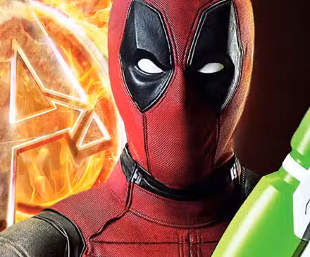 Deadpool sosteniendo una pistola de agua junto al logo de los Vengadores en llamas.