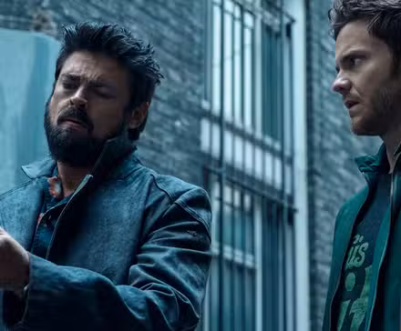Billy Butcher (Karl Urban) con Temp V junto a un preocupado Hughie (Jack Quaid) en la temporada 3 de The Boys