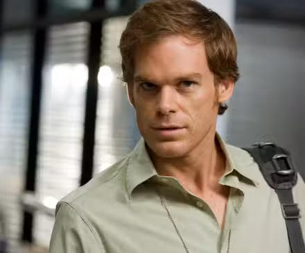 Michael C. Hall como Dexter Morgan con una expresión extraña en su rostro en Dexter.