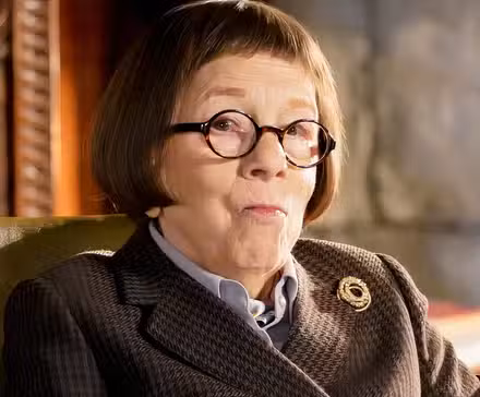 Hetty Lange (Linda Hunt) sonriendo con aire de suficiencia en NCIS Los Ángeles