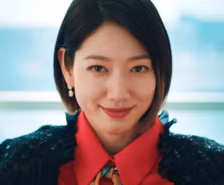 Park Shin-hye como se ve en Undercover Miss Hong de Netflix
