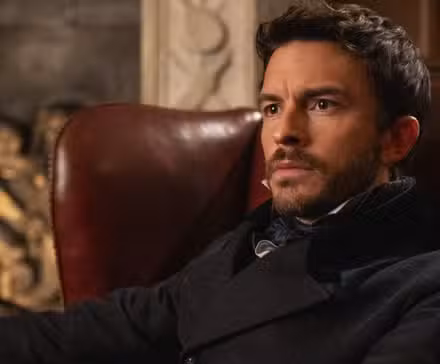 Jonathan Bailey como Lord Anthony Bridgerton, sentado, en una imagen fija de la temporada 4