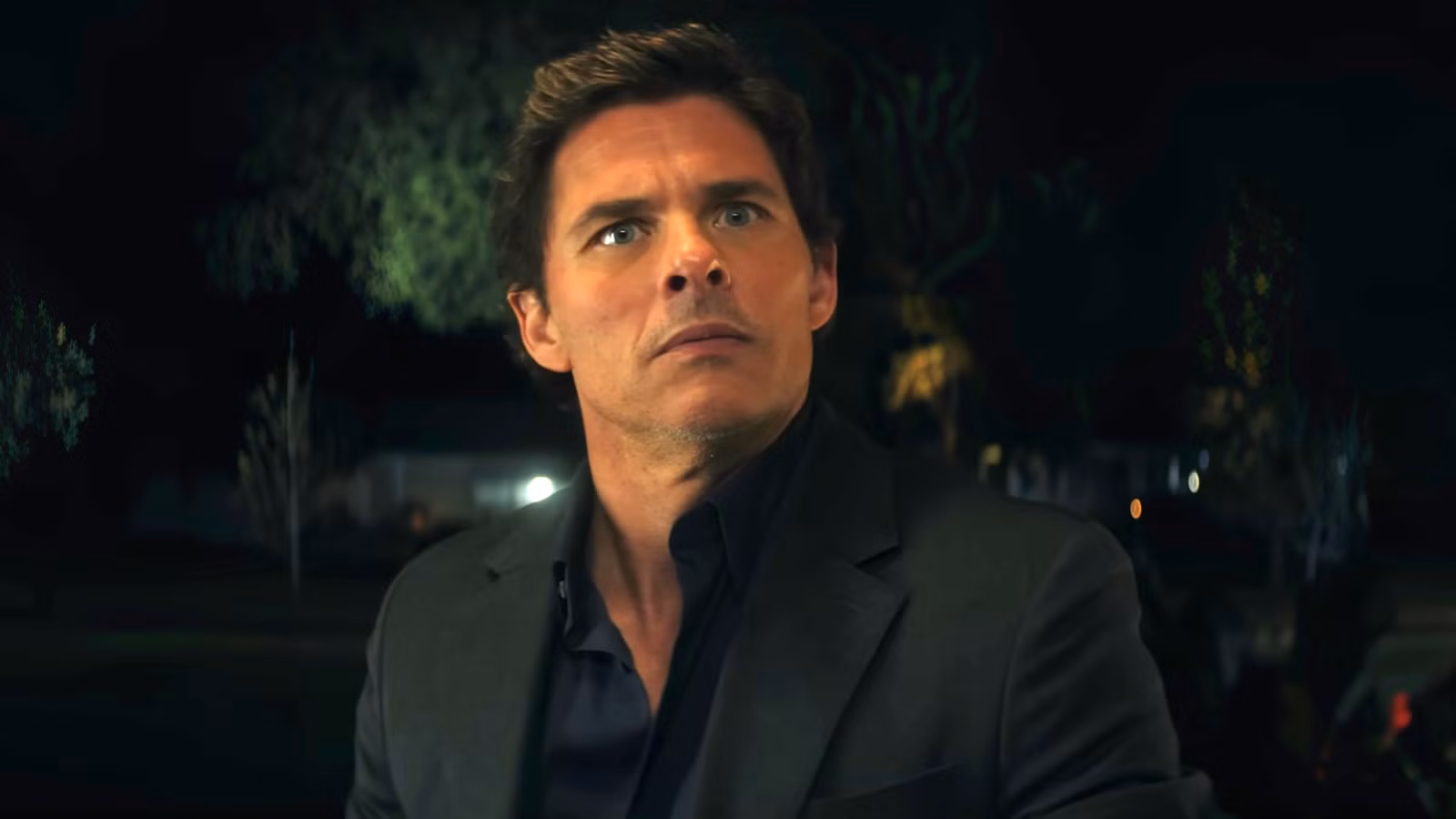 Mike de James Marsden parece confundido mientras está parado en un porche en Mike & Nick & Nick & Alice