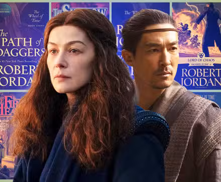 Imagen mezclada de Daniel Henney y Rosemund Pike de la serie La rueda del tiempo sobrepasa las portadas del libro.