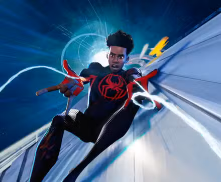 Miles Morales deslizando y disparando telarañas en Spider-Man: Across the Spider-Verse