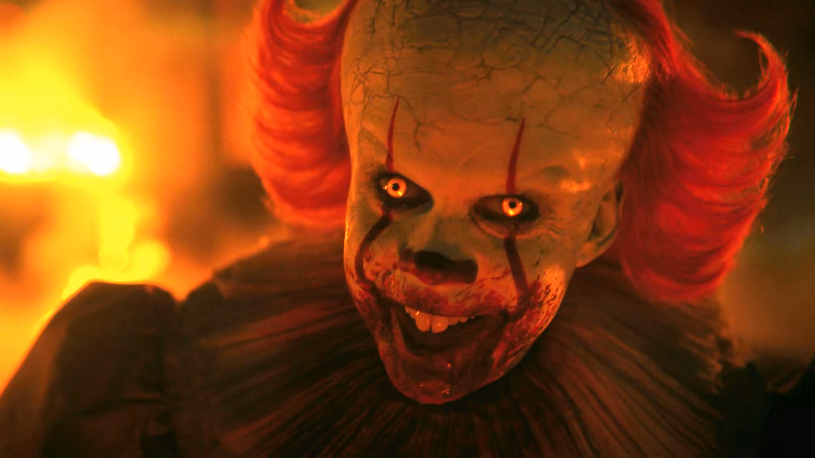 Pennywise de Bill Skarsgård sonriendo con los ojos brillantes en IT: Bienvenido a Derry episodio 7