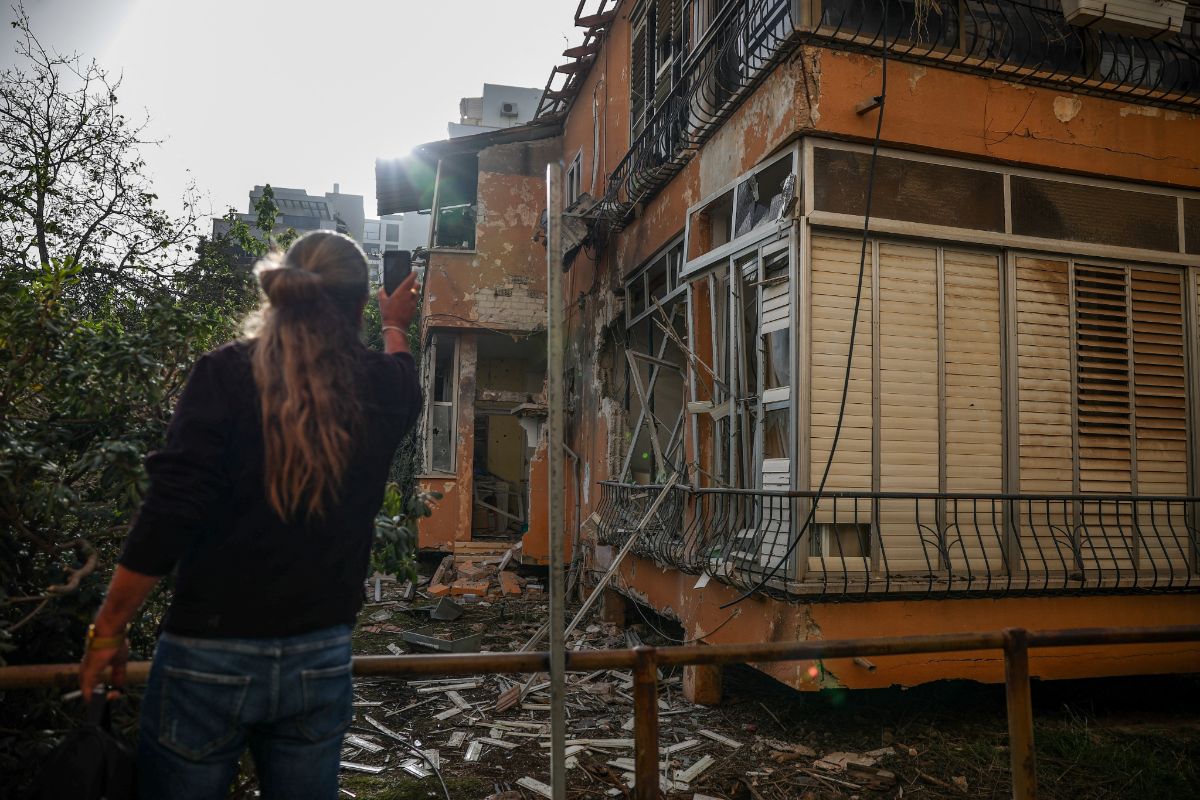 Irán lanza 6 andanadas de misiles a Israel este domingo, con un impacto directo en Haifa