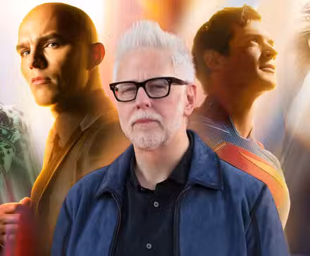 James Gunn parado frente a personajes de DCU como Superman (David Corenswet), Lex Luthor (Nicholas Hoult), Swamp Thing y Wonder Woman.