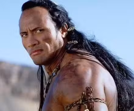 Dwayne Johnson como El Rey Escorpión mirando intensamente a la cámara en la película derivada de La Momia.