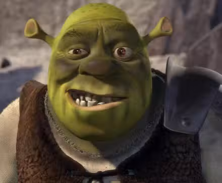Shrek sonriendo torpemente