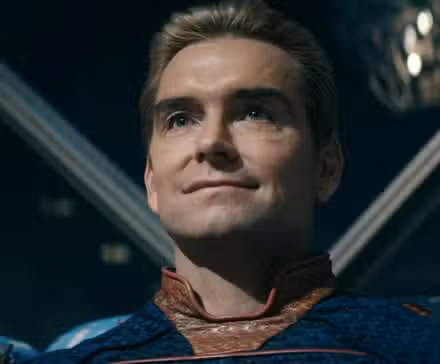 Antony Starr como Homelander sonriendo en The Boys.