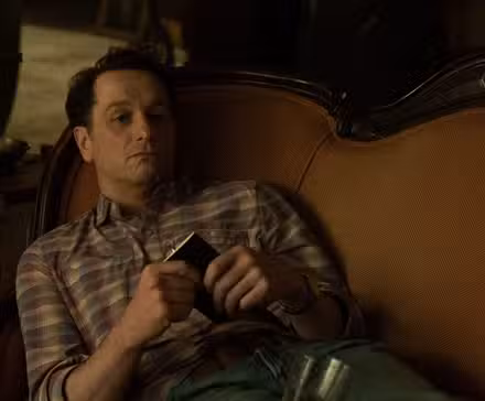 Matthew Rhys como Tom acostado en Widow's Bay