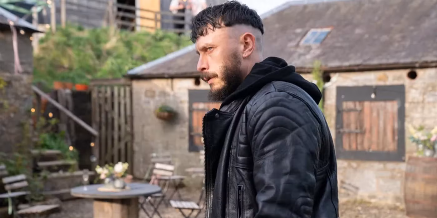 Richard Gadd como Ruben, visto caminando por la calle y luciendo enojado en Half Man