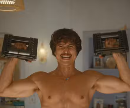 Charles Melton levanta dos pesas en casa en la temporada 2 de Beef