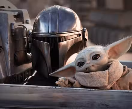 Din Djarin y Grogu sentados en la cabina de un caza estelar N-1 en The Mandalorian