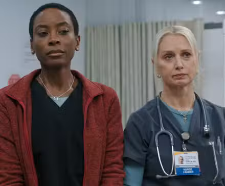 La Dra. Heather Collins (Tracy Ifeachor) y la enfermera Dana Evans (Katherine LaNasa) lucen abatidas en The Pitt Temporada 1 Ep 9