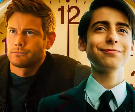 Luther (Tom Hopper) no parece divertido y Five (Aidan Gallagher) sonríe en la temporada 4 de The Umbrella Academy con un reloj detrás de ellos.