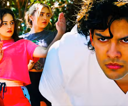 Una imagen fusionada del elenco de Cobra Kai en los modos de lucha.