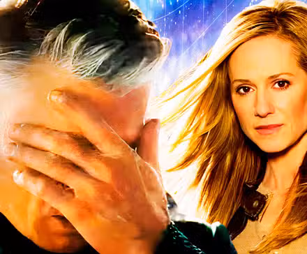 Capitán Pike haciendo facepalming con Holly Hunter detrás de él