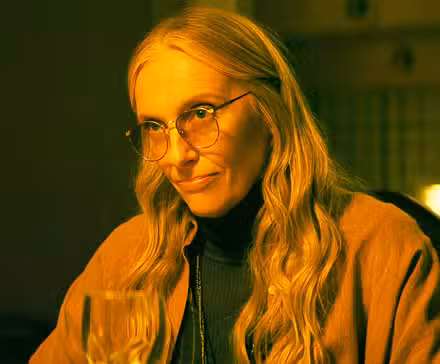 Toni Collette como Evelyn en Wayward.