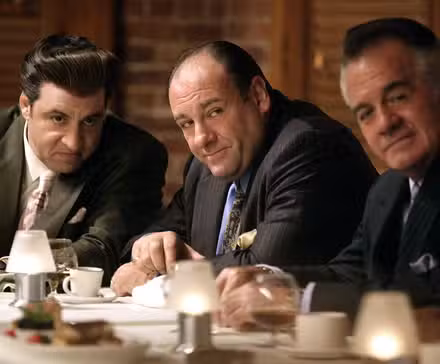 Silvio Tony y Paulie en una mesa en Los Soprano