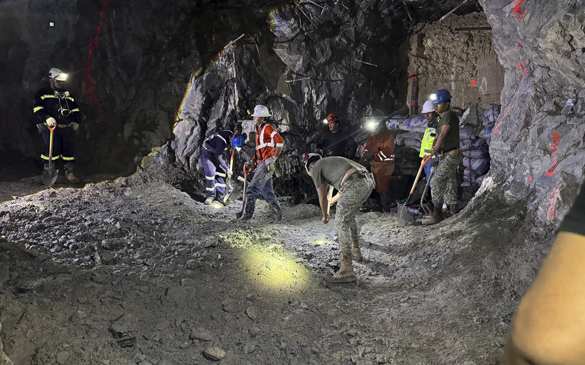 Localizan con vida a segundo de los cuatro mineros atrapados en la mina Santa Fe, en Sinaloa