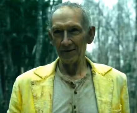 El Hombre de Amarillo sonriendo en el final de la temporada 3 de From