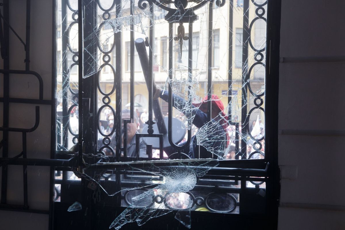 Manifestantes irrumpen en Congreso de la CDMX en protesta por vivienda