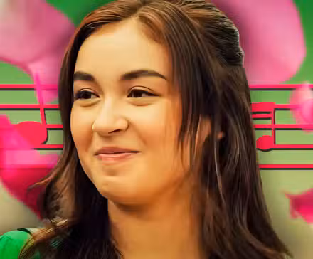 Kitty Song-Covey de XO, Kitty temporada 2 está frente a pétalos de flores y un pentagrama rosa.