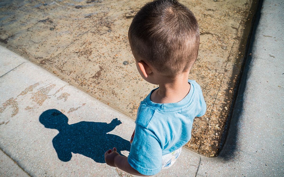 Niño fue encerrado en una camioneta durante más de un año en Francia