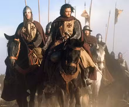 Orlando Bloom montando a caballo por un campo de batalla en Kingdom of Heaven