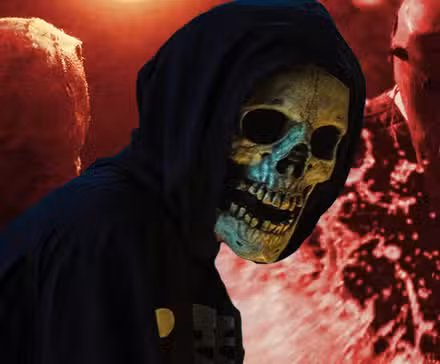 El asesino Skull Mask de Fear Street sobre una imagen de The Grifter and the Camp Killer en la trilogía de Netflix