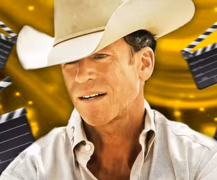 Taylor Sheridan como Travis Wheatley con un sombrero de vaquero en Yellowstone frente a un fondo dorado y claquetas.