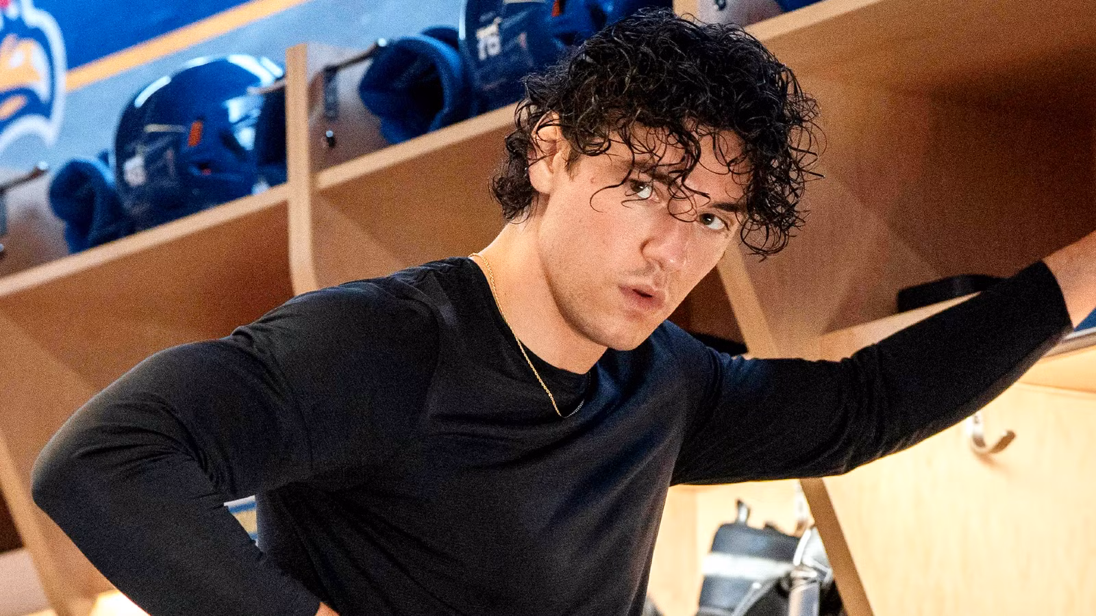 Prime Video revela un reemplazo de rivalidad acalorada en el tráiler de una nueva serie romántica de hockey fuera del campus