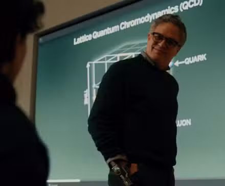 Mark Ruffalo como Bruce Banner mirando a Tom Holland como Peter Parker en Spider-Man: Brand New Day.