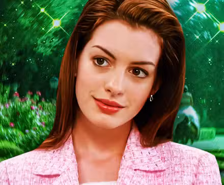 Anne Hathaway con un traje rosa como Mia en la franquicia The Princess Diaries