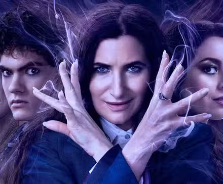 Kathryn Hahn y el elenco de Agatha All Along en el póster de la serie
