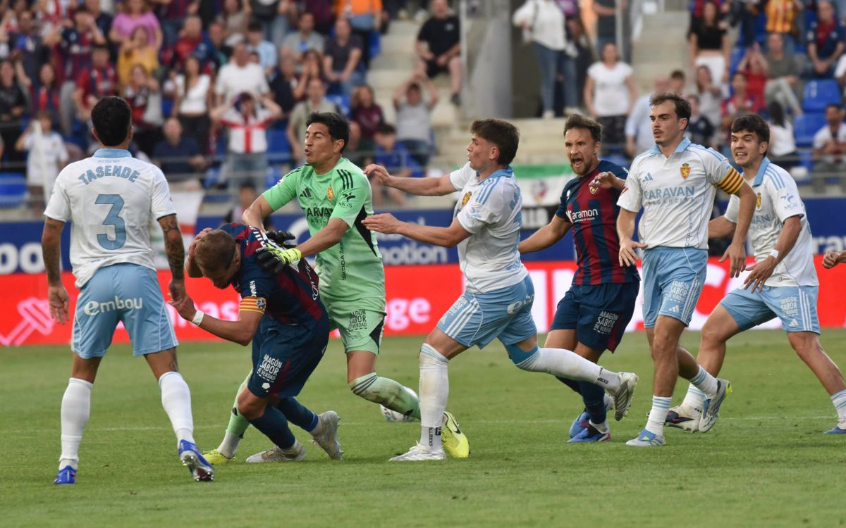 Suspenden 13 partidos al portero argentino Esteban Andrada por el puñetazo a Pulido