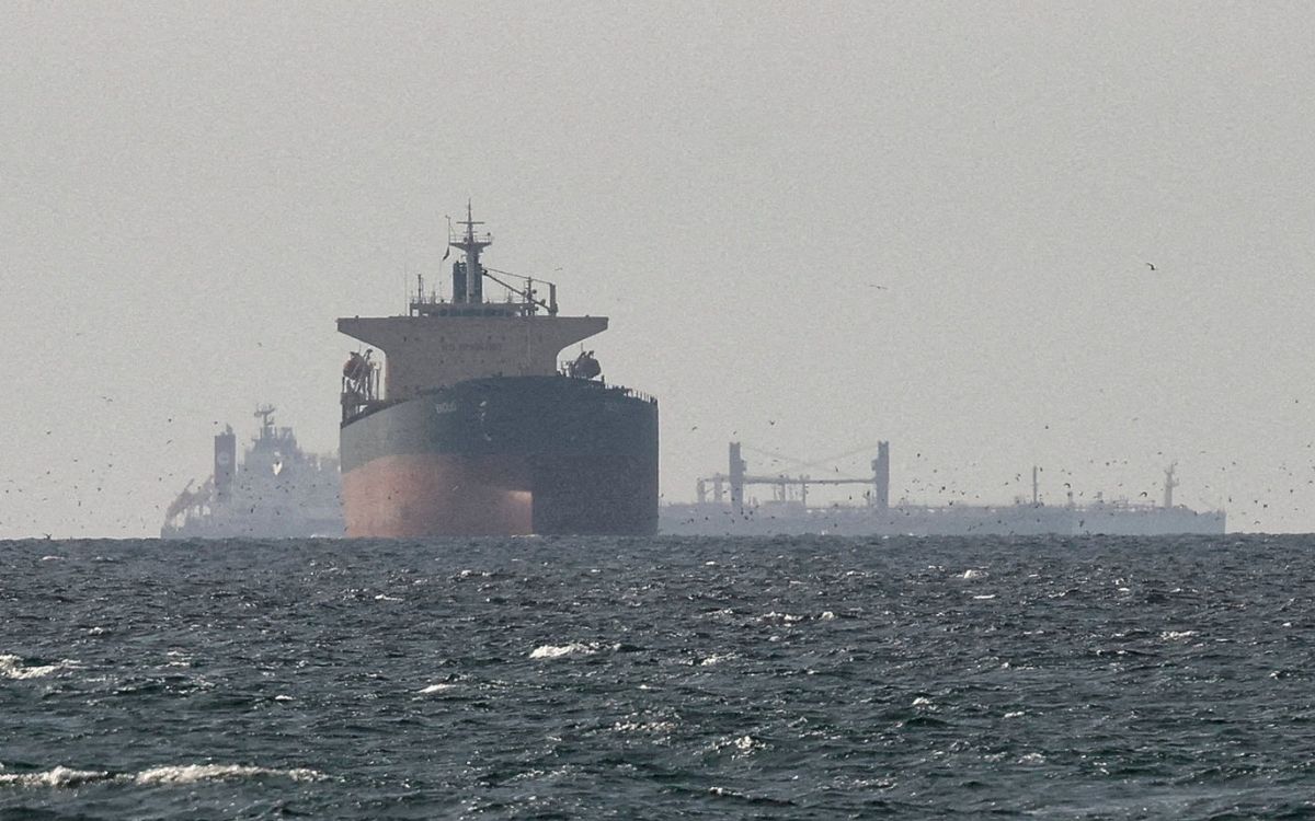 Trump dice que Irán está gestionando 'muy mal' el paso del crudo a través de Ormuz