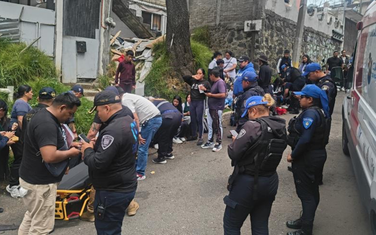 Vuelca combi escolar en Cuajimalpa; 14 estudiantes lesionados