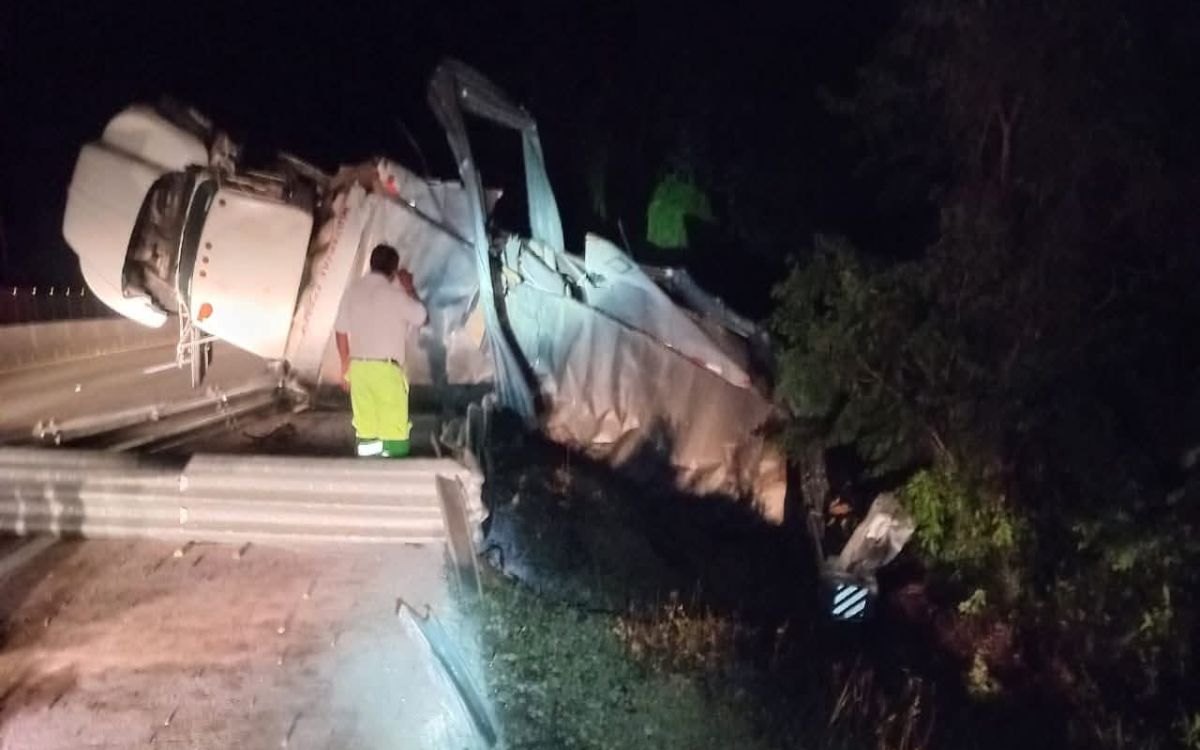 Yucatán | Volcadura de camión con explosivos provoca cierre en la Mérida-Cancún