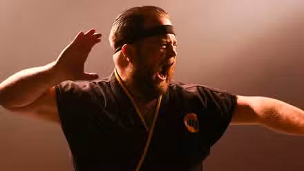 Paul Walter Hauser en Cobra Kai como Raymond Stingray Porter
