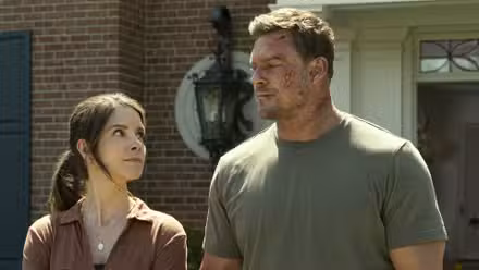Sonya Cassidy y Alan Ritchson en la tercera temporada de Reacher
