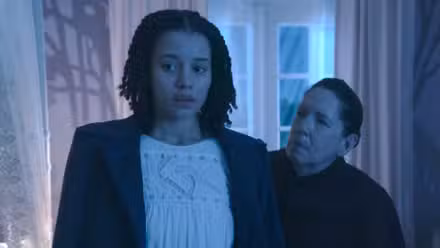 Chase Infiniti y Ann Dowd en Los Testamentos