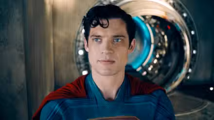 Superman de David Corenswet con media sonrisa tras vencer a Lex Luthor en la película Superman de DC