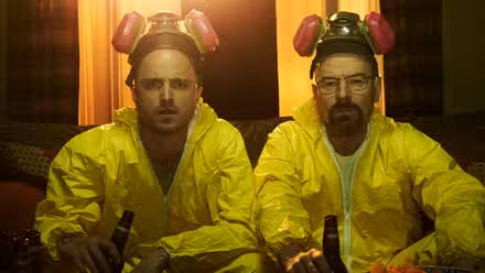 Breaking Bad todavía presenta a Aaron Paul y Bryan Cranston con trajes amarillos y máscaras antigás.